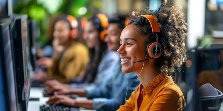Équipe tech africaine collaborant autour d'un ordinateur dans un bureau moderne