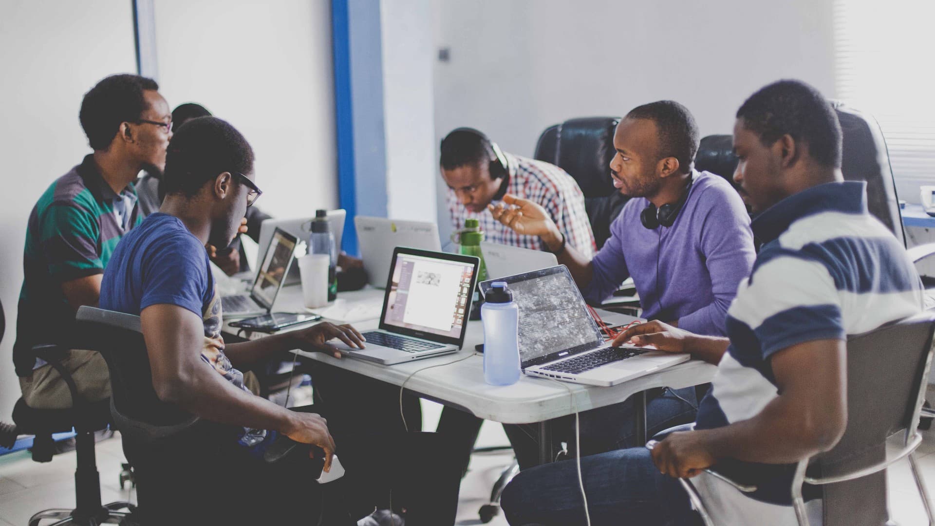 Équipe tech africaine collaborant dans un environnement digital moderne